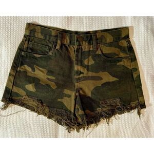 Blank NYC Women's The Barrow High Rise Cut Off Jean Camo Print Shorts Size 26